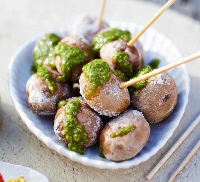 bulvės pesto padaže, pradurtos dantų krapštuku baltame puodelyje, idėja svečių aperityvui