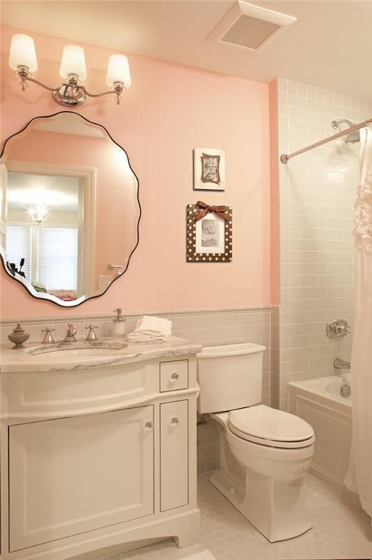 mažas vonios kambarys su persiko spalvos sienomis, minkšta ir atpalaiduojanti atmosfera