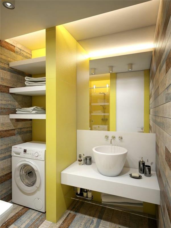 mažas vonios kambarys su laikymo lentynomis baltose sienose ir šviesiai geltonos spalvos erdvės skirstytuvas