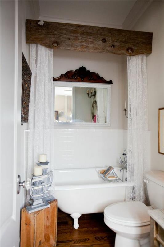 labai mažas vonios kambarys be kaimiško ir senovinio stiliaus su nėrinių užuolaidomis virš vonios