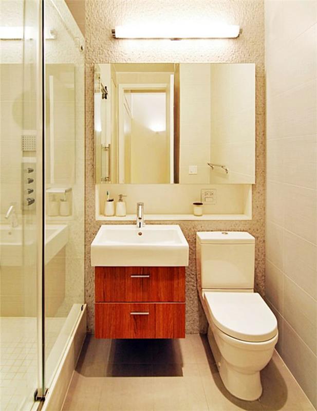 labai mažas vonios kambarys su pakabinama spinta rudos ir baltos kvadrato formos