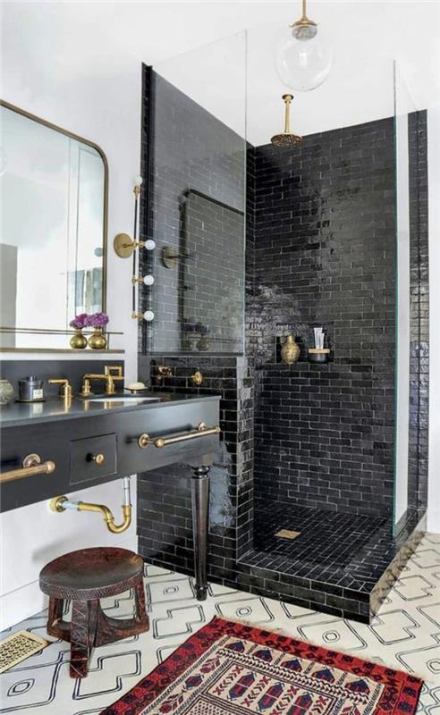 majhne kopalnice z italijansko prho s pipami iz črne opeke in ročaji pohištva v zlati barvi