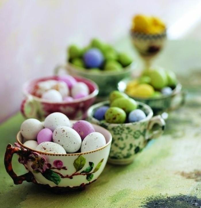 labai gražios senovinės mažos taurės, pilnos skirtingų spalvų kiaušinių