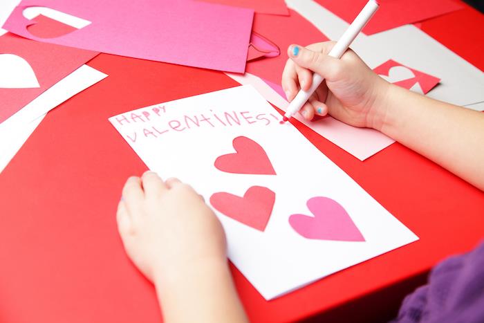 pirminė rankinė veikla, Valentino dienos atvirukas iš balto popieriaus su priklijuotomis popierinėmis širdelėmis ir meilės tekstas