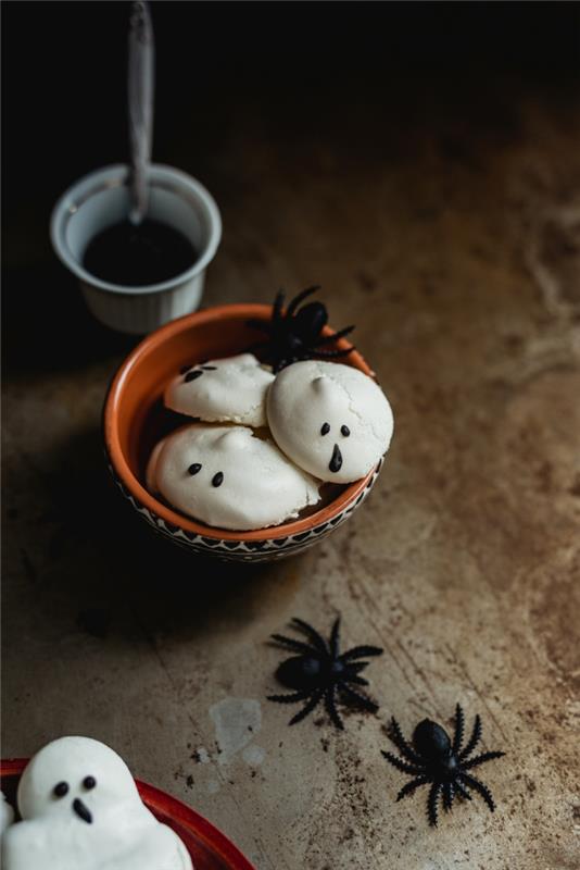 domače mini ghost meringue, okrašene s stopljeno čokolado za zabaven in okusen aperitiv za noč čarovnic