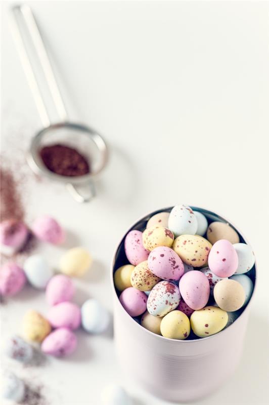 Spalvingi šokoladiniai kiaušiniai, gražios saldainių spalvos, linksmų Velykų vaizdai, pavasario atostogų Velykų nuotrauka