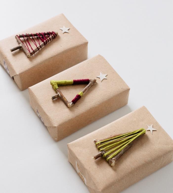 Božična darilna škatla iz kraft papirja z miniaturnimi drevesi iz lesenih vej in volne
