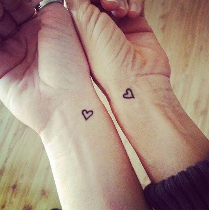 mini aşk dövmeleri bilekte küçük kalpler çift sembolü dövme