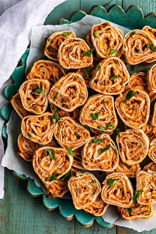 majhne tortiljine obloge s kremnim sirom, klobaso in mehiško salso, recepti za aperitive za 20 oseb