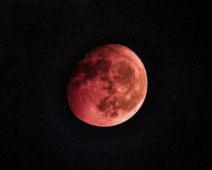 nemokama ekrano užsklanda kompiuteriui, idėja kompiuterio tapetui astronomijos tema, raudonos mėnulio fazės vaizdas