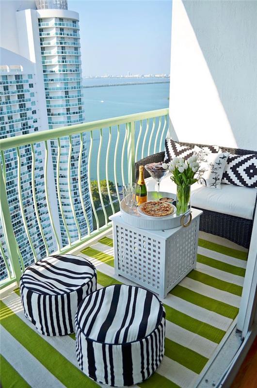 mažas aukštas balkonas su vaizdu į jūrą, mini buto terasa su nespalvota sofa ir pufu