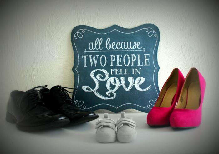 üç çift ayakkabı, romantik metinli kara tahta, dokunaklı metinli hamilelik duyurusu fotoğrafı