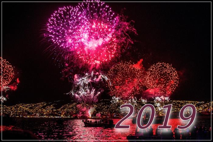 Fotografiranje zabave za novo leto 2019, slika praznovanja predvečer z ognjemetom, ozadje za računalnik novo leto 2019