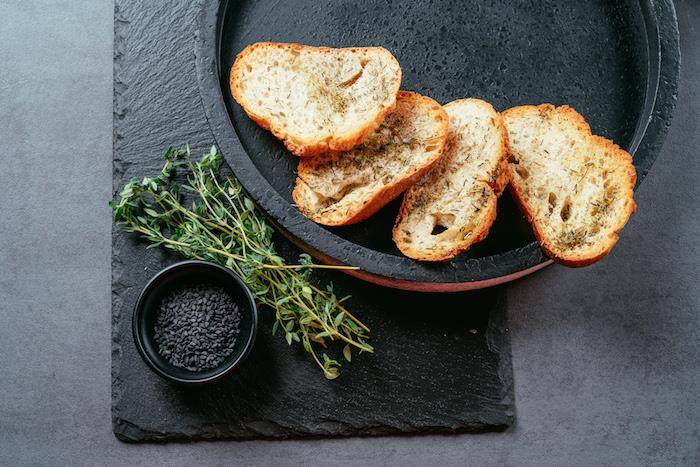 otlar, baharatlar ve fırında zeytinyağı ile ev yapımı bruschetta fikri, ev yapımı humus için tost