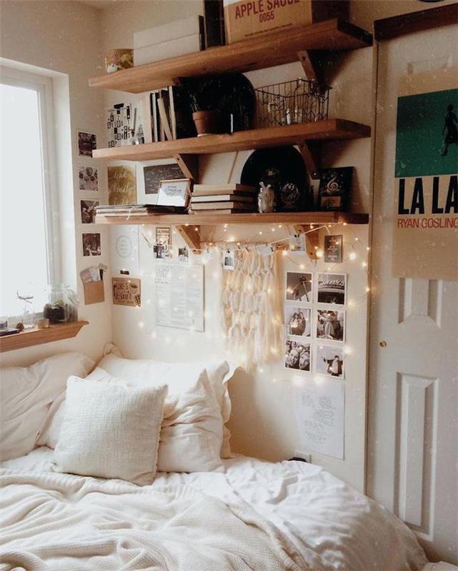Postavitev spalnice 10 m2, lesene police, lahek venec, fotografije polaroidnih kartic, razgibana, a prijetna najstniška dekoracija spalnice, moderna notranjost