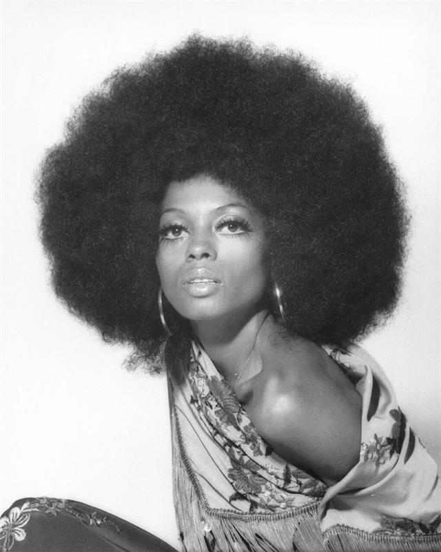nuotrauka afro kirpimo moteris 70 -ųjų stiliaus funky kamuolys plaukų natty