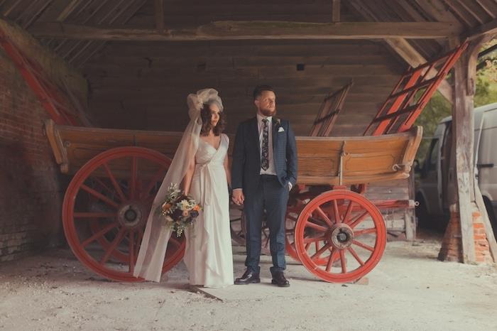 deoc champetre, leseni voziček kot ozadje za fotografijo poročenega para, ženske v beli podeželski obleki
