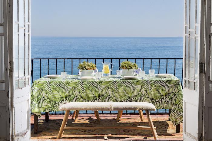 terasa su vaizdu į jūrą, namas su valgomojo stalu balkone ir vaizdu į vandenyną