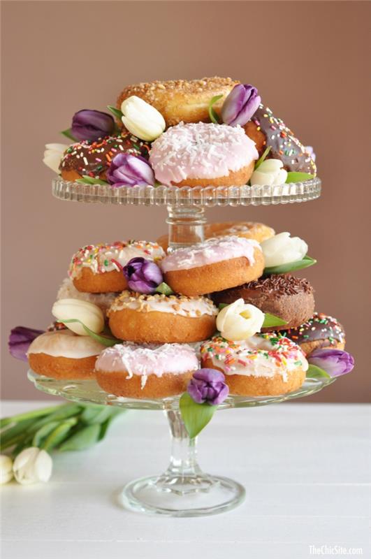 pyrago stovas, šaldytos spurgos, alyvinės tulpės, gimtadienio torto paveikslėlis