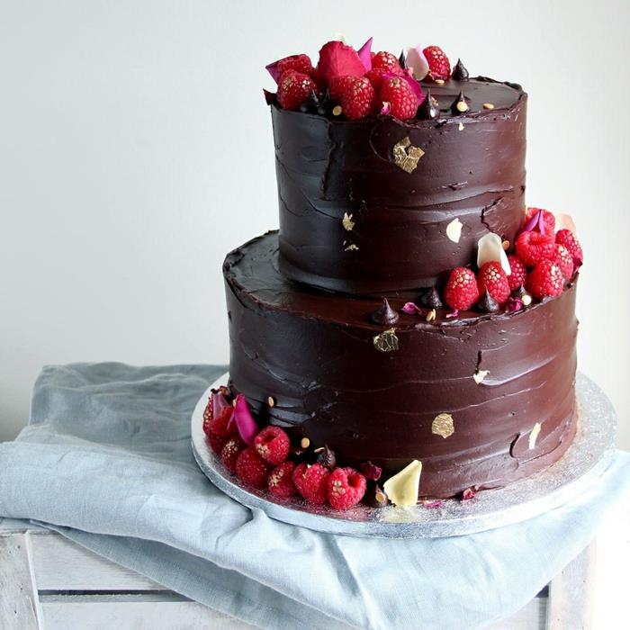 gražus desertas suaugusiojo gimtadieniui, gimtadienio torto nuotrauka, braškės ir raudonos rožės