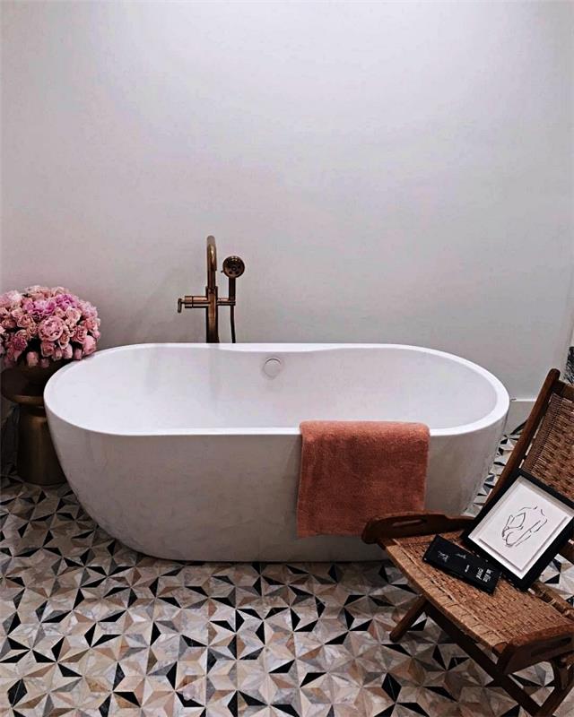 pinterest inspiracija kopalnica z grafičnimi cementnimi ploščicami na tleh s samostoječo kadjo, ženski wellness v kopalnici