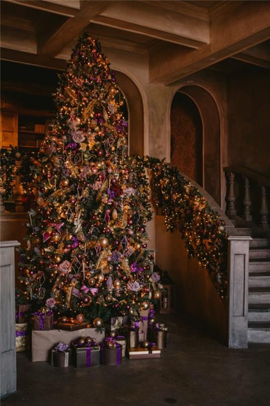 fotografija božičnega drevesa, okrašenega z rožnatim zlatom in srebrnim okrasom več raznolikih okraskov bujna dekoracija božična hiša