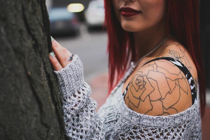 Kadınlar için dövme tasarımları omuzda çiçekli kadın dövme tasarımları