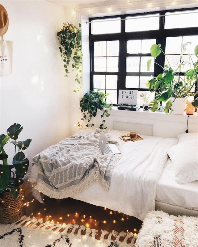 Preprosta ideja za najstniško spalnico v slogu tumblr, hladen svetel venček, črni okenski okvir, boemska bela spalnica