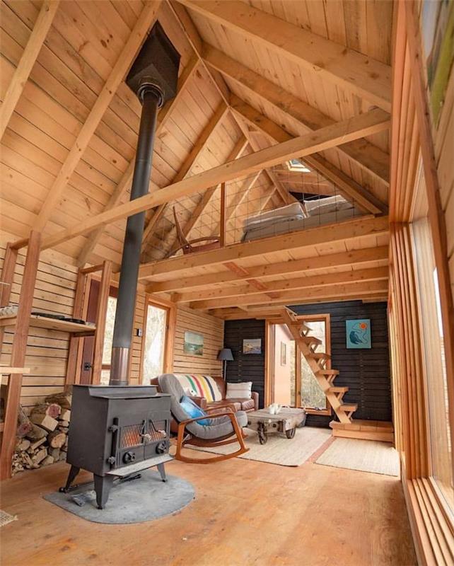 Popolnoma lesena notranjost, dekoracija iz toplega lesa, spalnica v kmečki koči