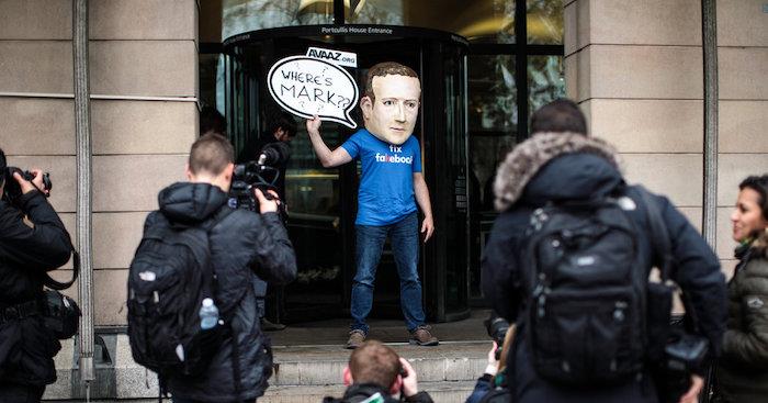 photo Mark Zuckerberg, ifade vermek için yokluğunu karikatürize etti ve Facebook'taki rapordan sorumlu İngiliz komitesi tarafından dijital gangsterle suçlandı