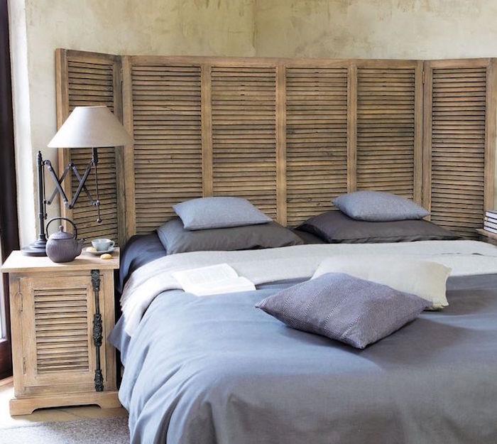 fotografija dekoracije spalnice za odrasle z leseno nočno omarico, pregrada za starševsko spalnico, modra in siva posteljna garnitura