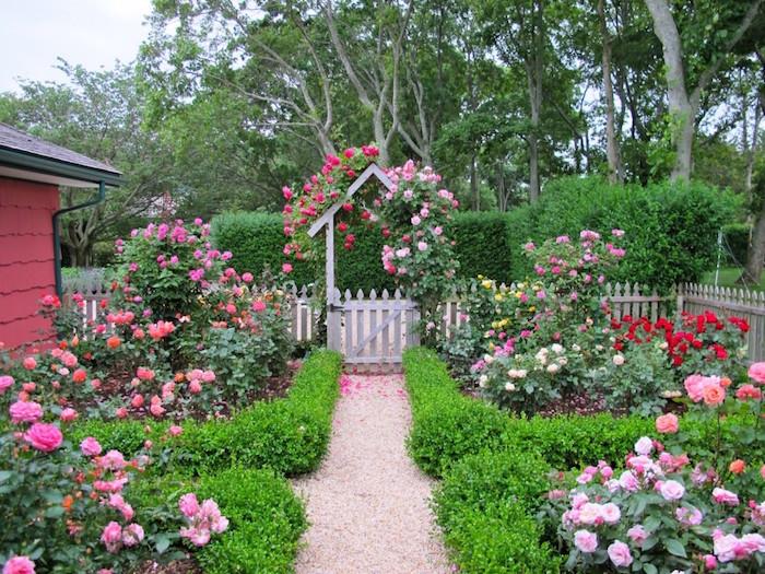 English-cottage-garden-photo-exterior-decoration-in-langlaise