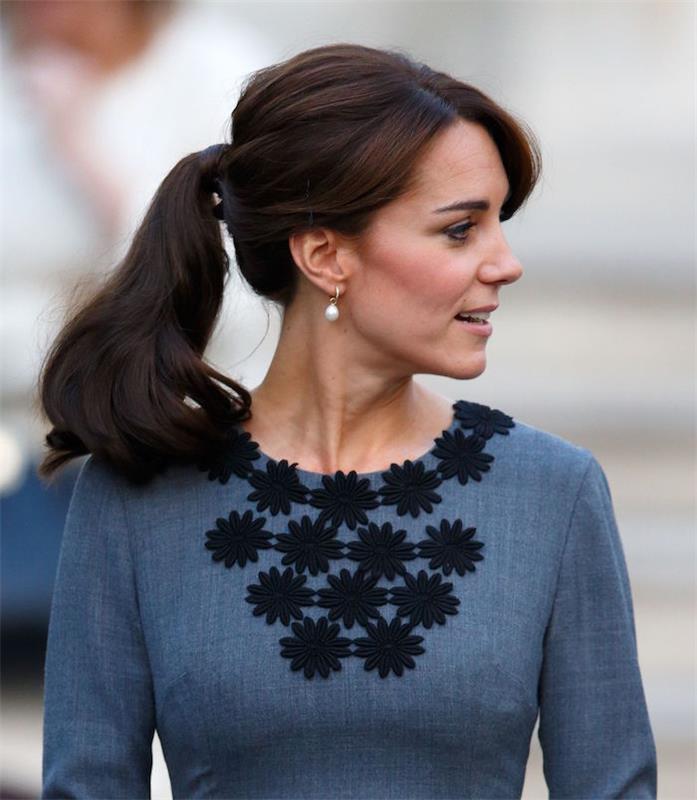 ledinės rudos Kate Middleton plaukų nuotrauka su bandele su mėlyna linine džinsine suknele