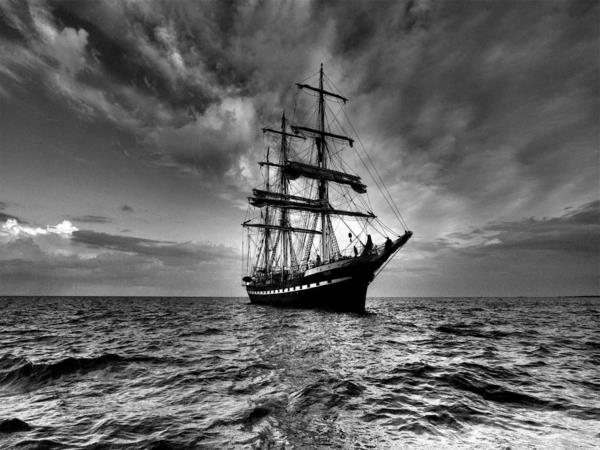 foto-doğa-deniz-ve-tekne-beyaz-siyah-tek renkli