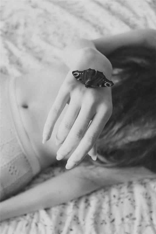 siyah-beyaz-el-fotoğraf-sanatsal-fotoğrafçılık-eldeki kelebek