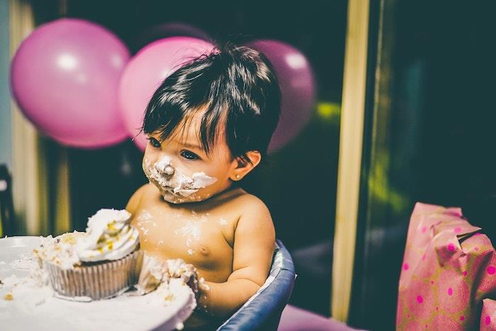 Otrok, ki obožuje rojstnodnevno torto fant enostavna in hitra sladica sova z okusom krema poseben muffin za dojenčka