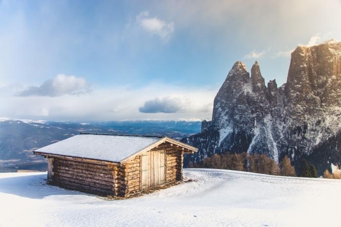 güzel Noel ya da kış manzarası, karla kaplı dağlarda hake üzerinde ahşap bir kulübenin fotoğrafı, kışın gün doğumu görüntüsü