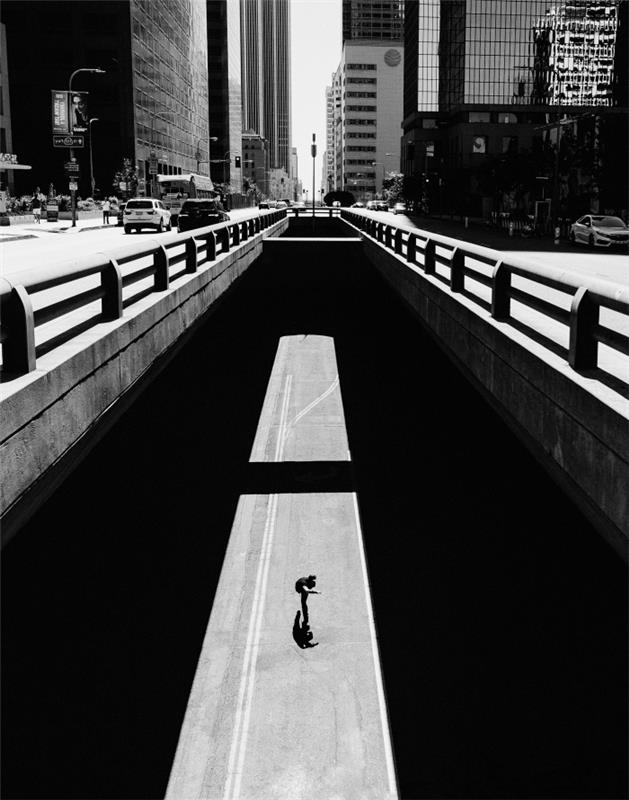 črno -bela fotografija ženske, ki pleše na ulici, črno -bela mestna pokrajina v Los Angelesu