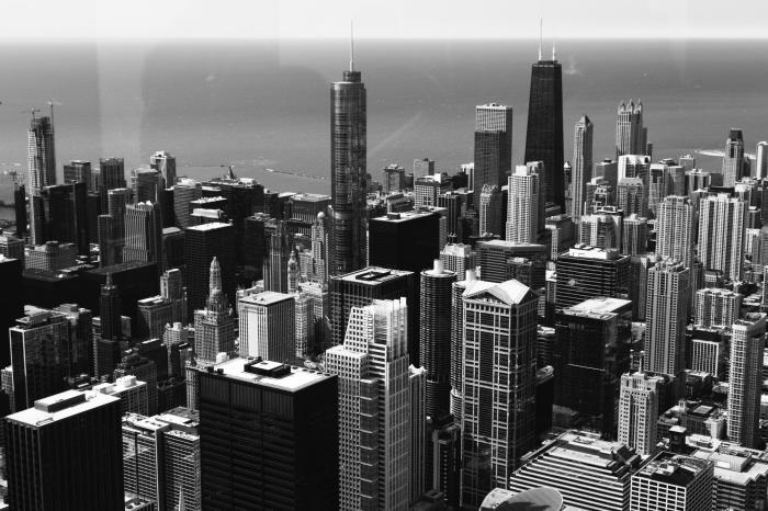 panoramska črno -bela fotografija nebotičnikov Chicaco v Združenih državah, enobarvna fotografija mestne krajine