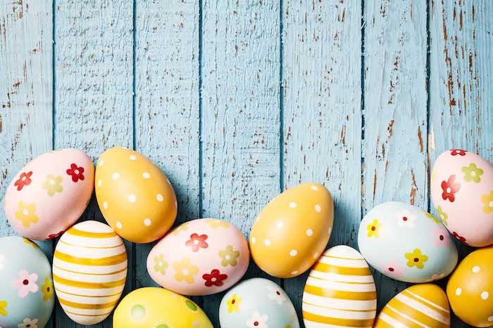 Spalvingi kiaušiniai Velykoms, šauni „Happy Easter“ nuotraukų atviruko idėja su Velykų švente