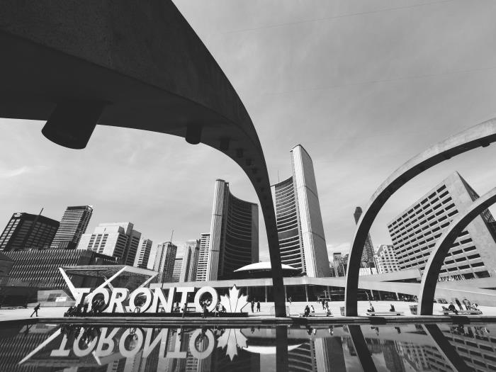 panoramski pogled na sodobno arhitekturo Toronta in velikanske črke pred mestno hišo