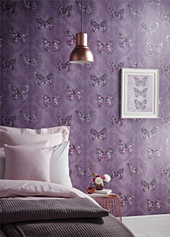 romantiškas miegamasis su purpuriniais dekoratyviniais tapetais su drugelio dizainu, modernus interjeras ultravioletinės ir varinės spalvos