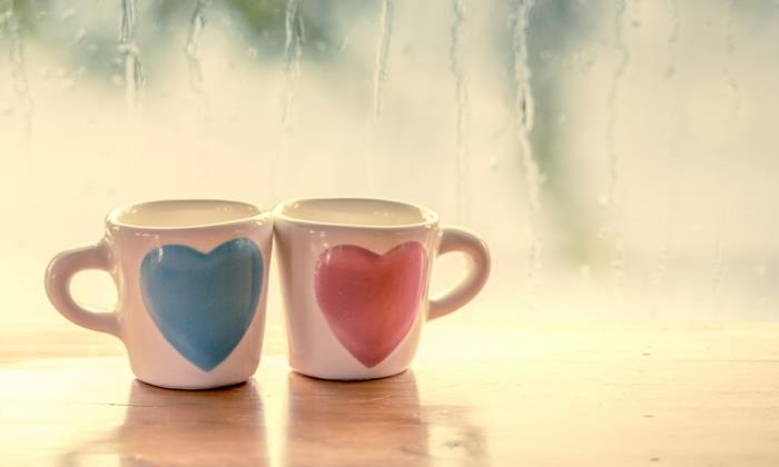 Birlikte kahve içmek için bardaklar, sevgililer günü kartı, duvar kağıdı için aşk görüntülerinde romantik görüntü fotoğraf çifti