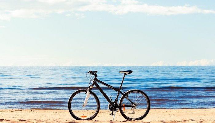 fotografija gorskega kolesa na plaži za športne in sproščujoče počitnice z vsakodnevno lahko telesno aktivnostjo