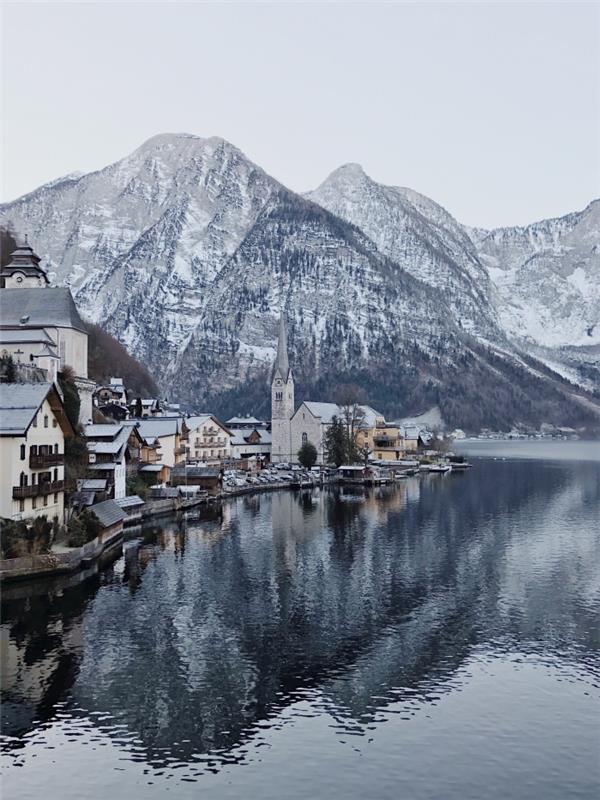 Fikir düşkünü ecran pc, kışın bir göl kenarındaki ve dağlardaki doğal manzara fotoğrafı