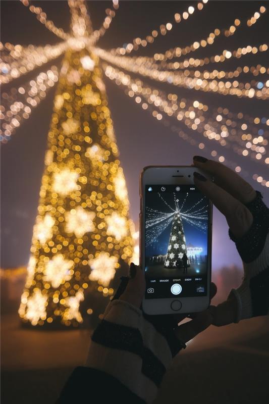 Kalėdų eglutės vaizdas išmaniųjų telefonų tapetams Kalėdų tema, „iPhone“ tapetai su šviesaus medžio nuotrauka