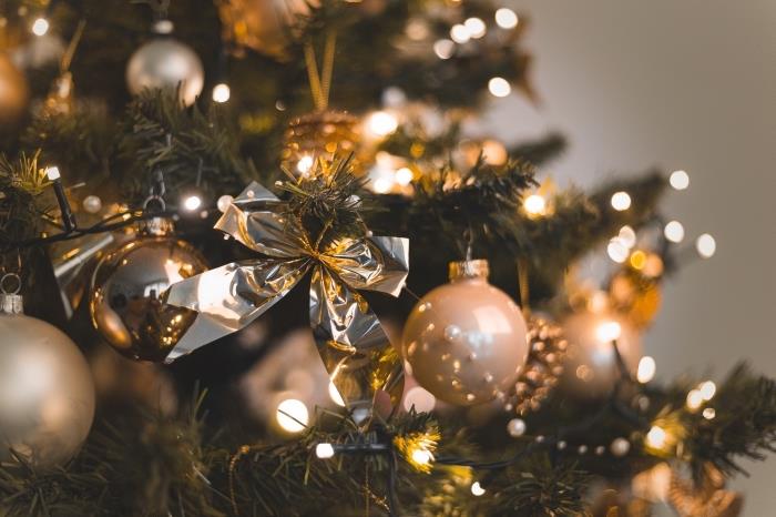 idėja, kaip papuošti stilingą Kalėdų eglutę metaliniais spalvotais ornamentais ir šviesiomis girliandomis, kalėdiniais kompiuterio tapetais