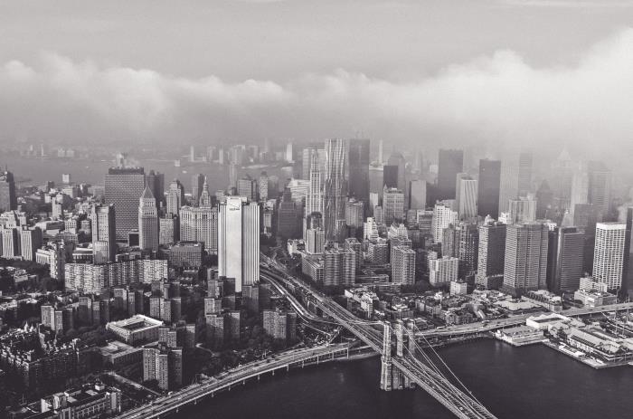 panoramski pogled na New York pod meglo, črno -bela fotografija, enobarvna mestna pokrajina New Yorka z neba