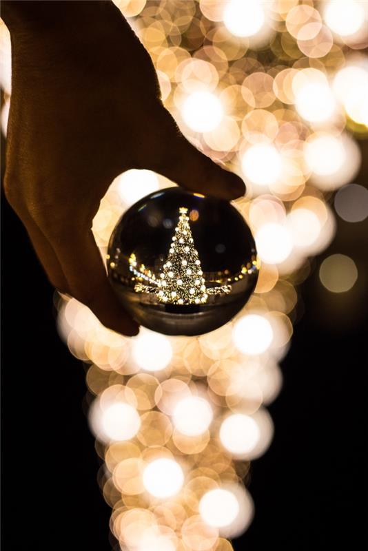pavyzdys, kaip padaryti makro nuotrauką naktį, milžiniška Kalėdų eglutės dekoravimo idėja su šviesiomis girliandomis ir auksiniais rutuliais