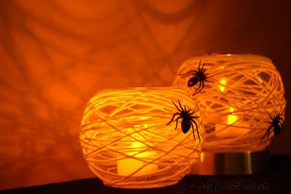 svečnik za noč čarovnic s pajki